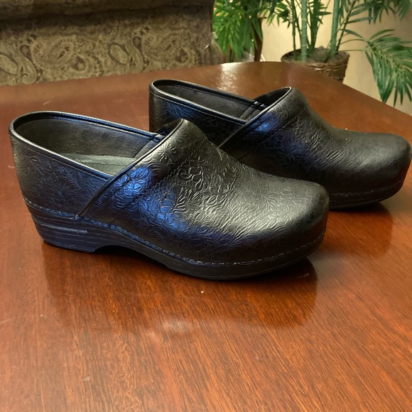 ダンスコ プロフェッショナル/ Black Floral Tooled/39 Dansko